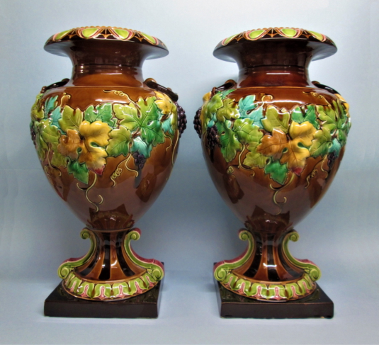 Paire de grands vases majolique décor raisins feuilles de vigne nord de la France, Angleterre, Sarreguemines, Allemagne